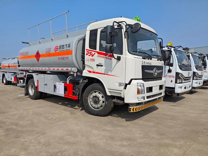 東風(fēng)專底10噸油罐車 15.5方運(yùn)油車的高效與可靠之選